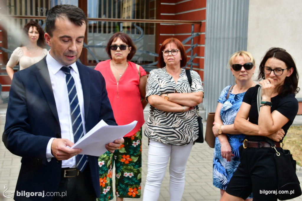 Protest pracowników DPS pod Starostwem Powiatowym