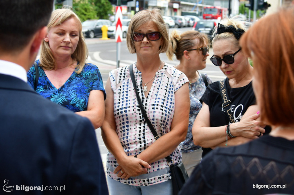 Protest pracowników DPS pod Starostwem Powiatowym