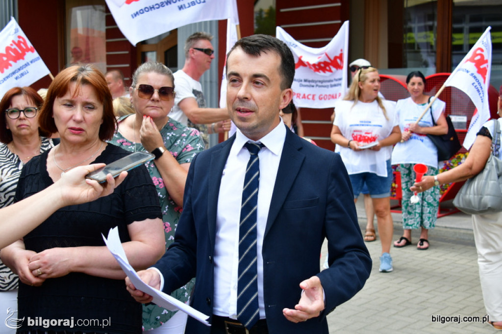 Protest pracowników DPS pod Starostwem Powiatowym