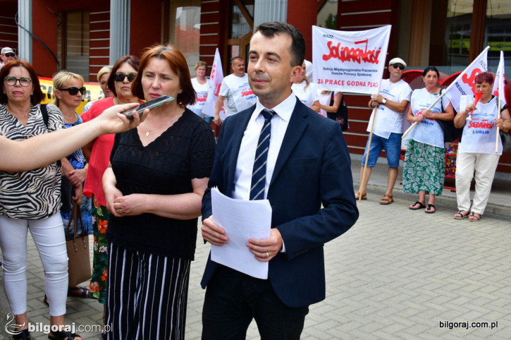 Protest pracowników DPS pod Starostwem Powiatowym