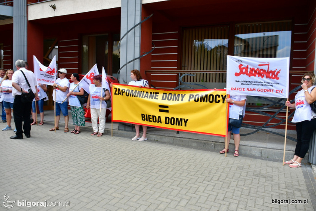 Protest pracowników DPS pod Starostwem Powiatowym