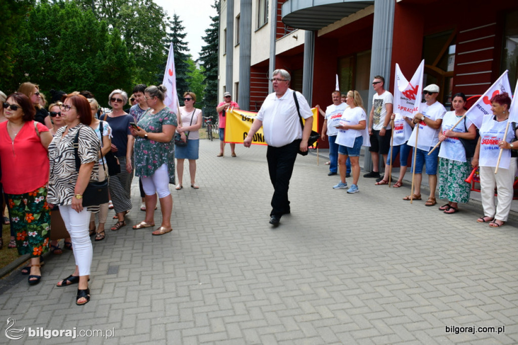 Protest pracowników DPS pod Starostwem Powiatowym