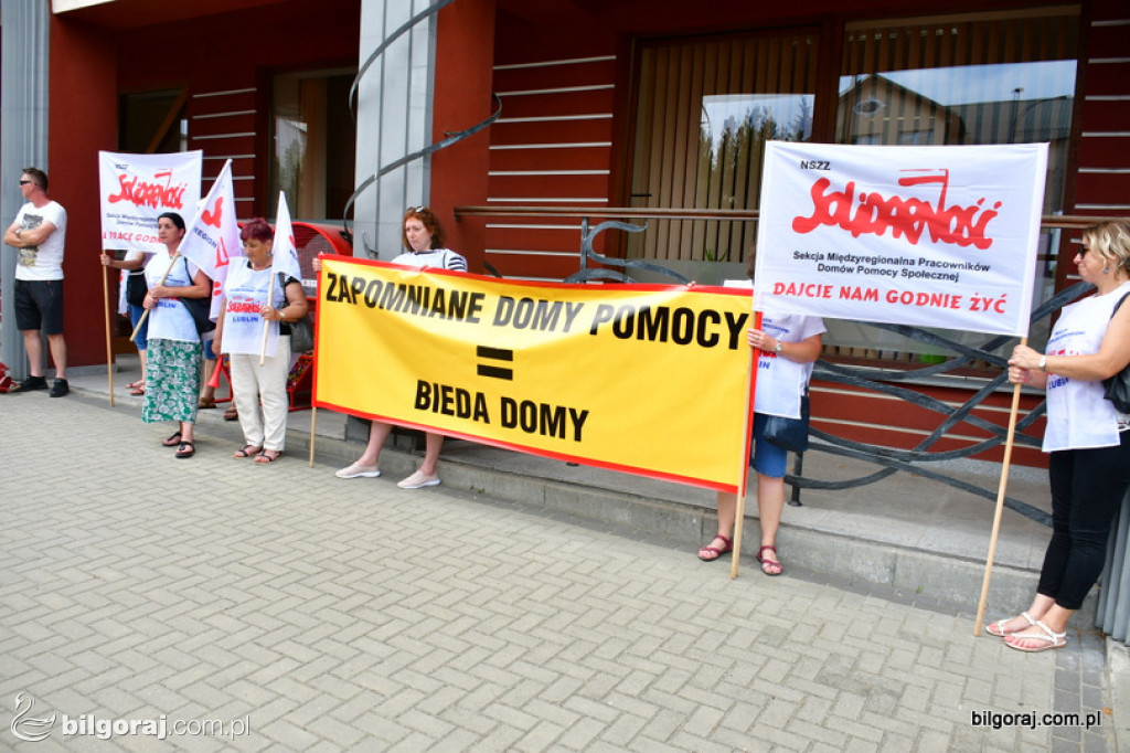 Protest pracowników DPS pod Starostwem Powiatowym
