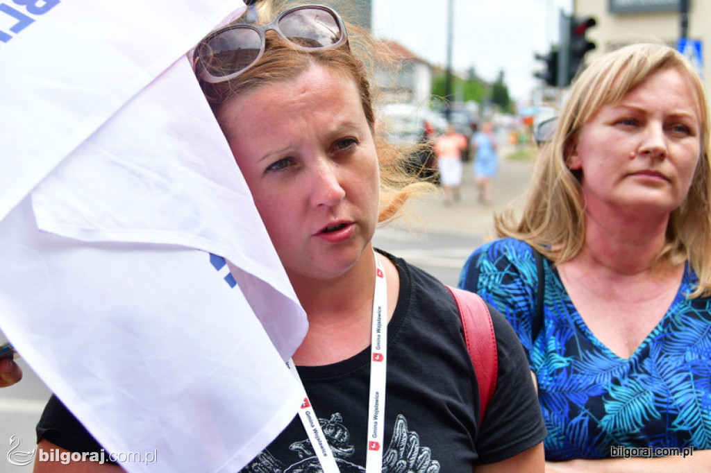 Protest pracowników DPS pod Starostwem Powiatowym