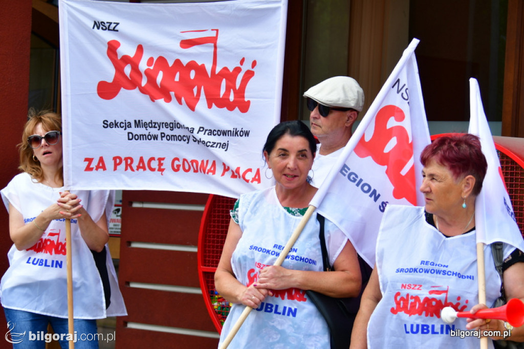 Protest pracowników DPS pod Starostwem Powiatowym
