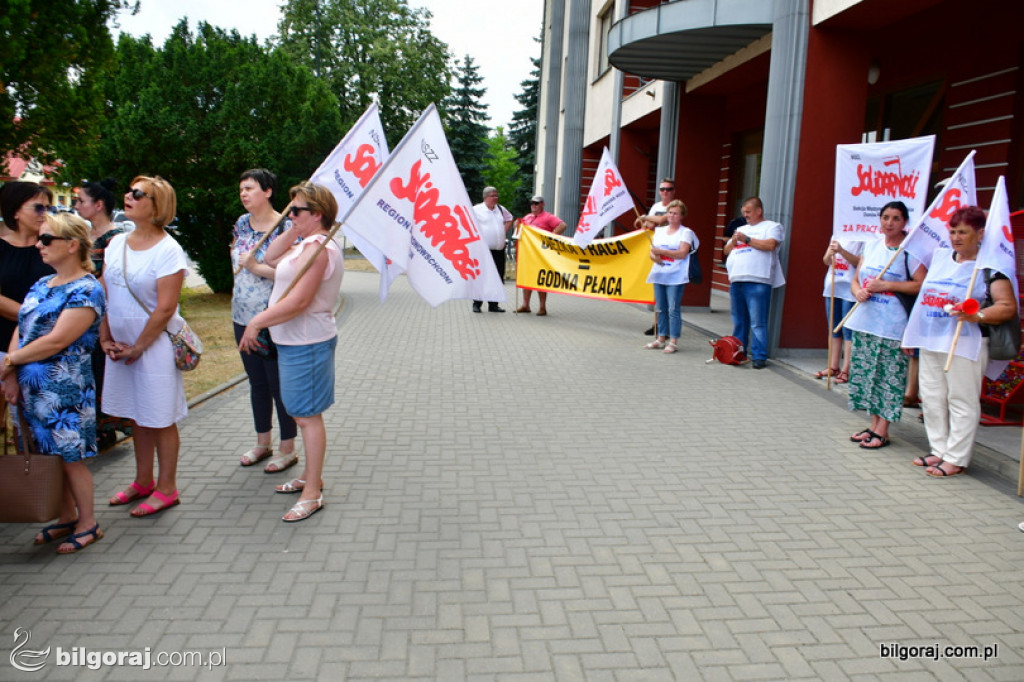 Protest pracowników DPS pod Starostwem Powiatowym
