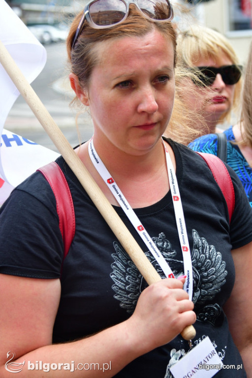 Protest pracowników DPS pod Starostwem Powiatowym