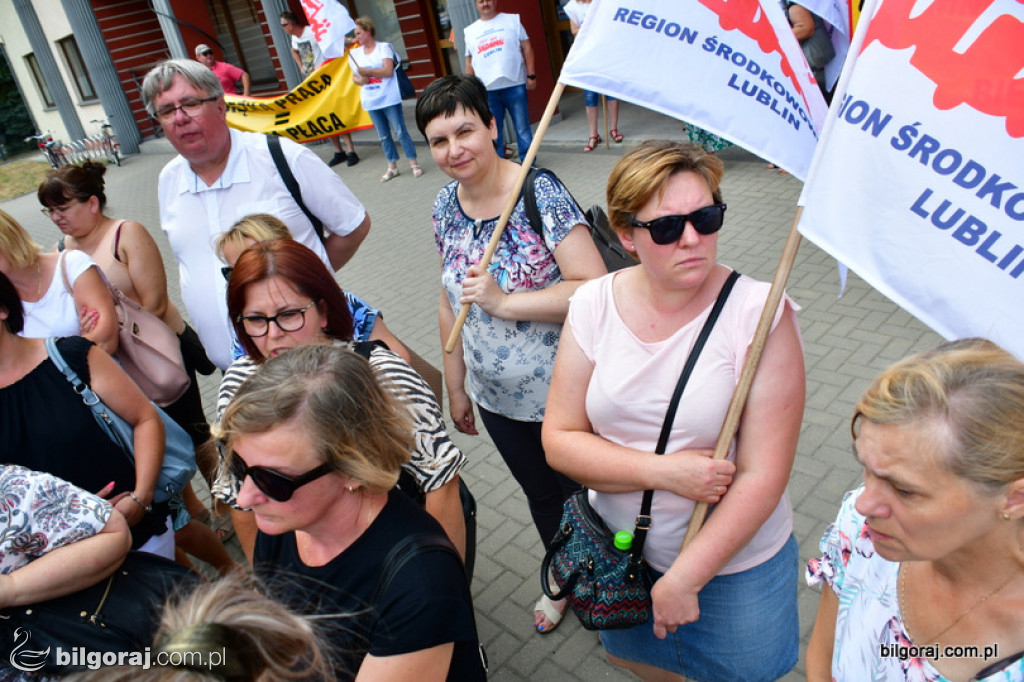 Protest pracowników DPS pod Starostwem Powiatowym
