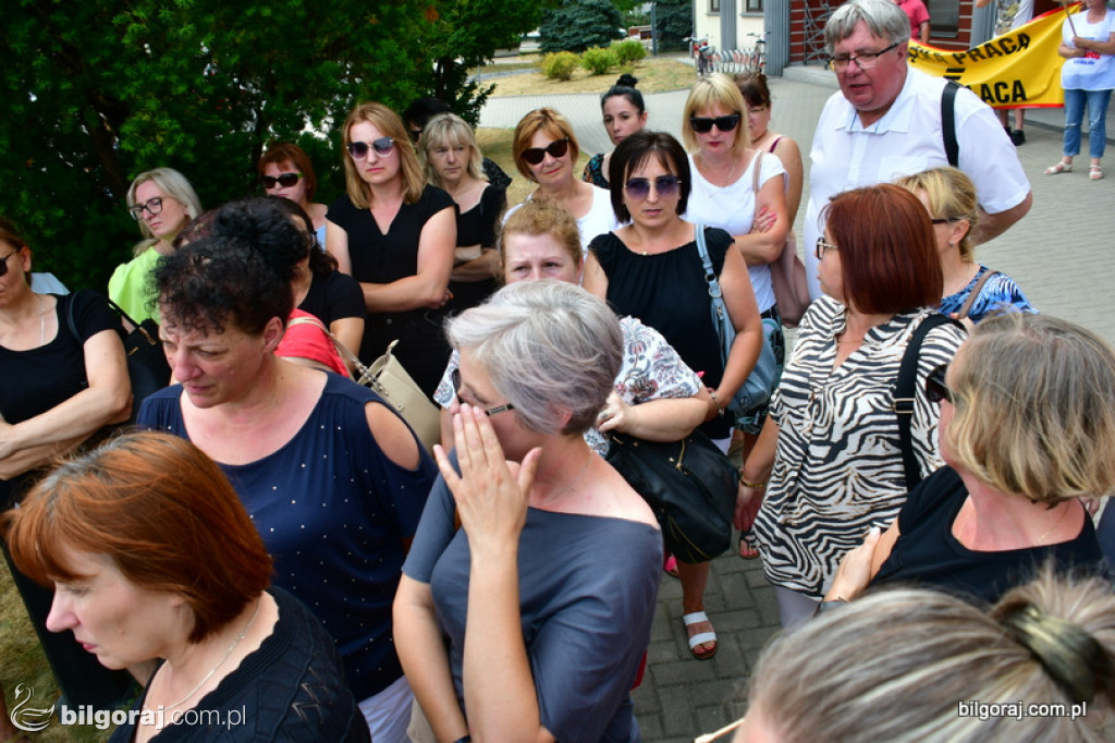 Protest pracowników DPS pod Starostwem Powiatowym