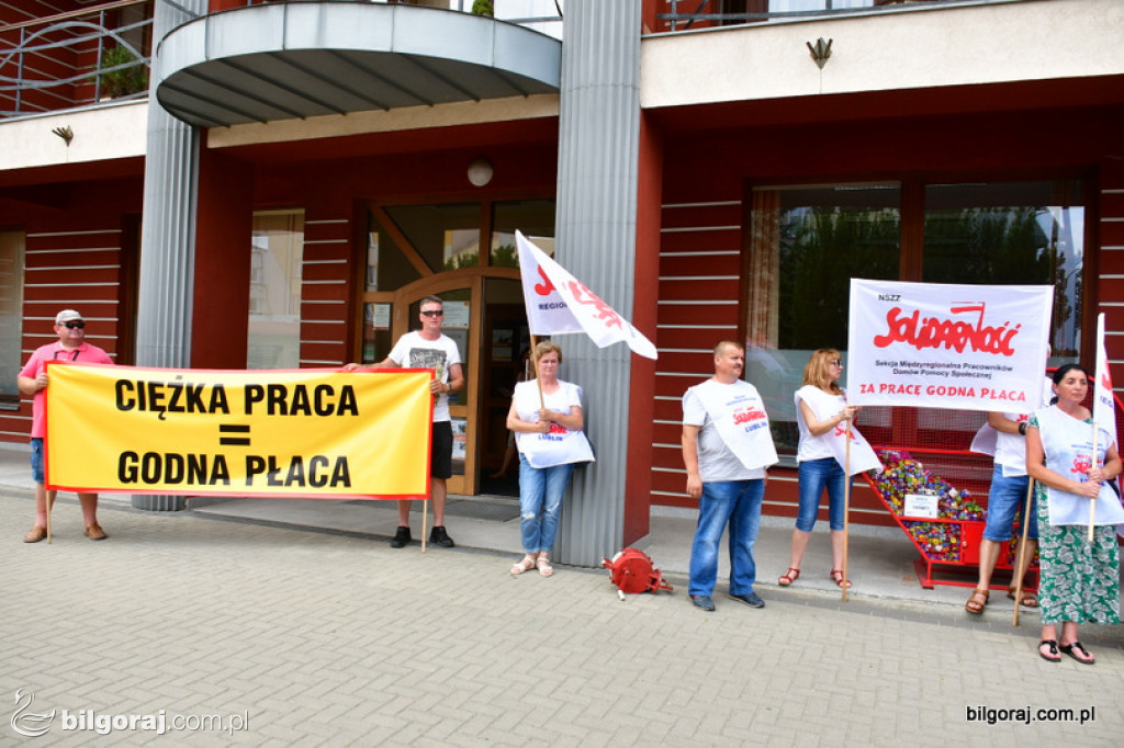 Protest pracowników DPS pod Starostwem Powiatowym