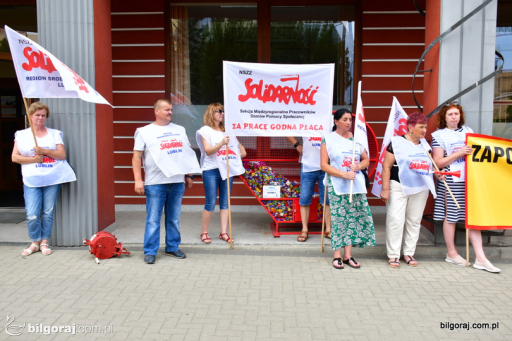 Protest pracowników DPS pod Starostwem Powiatowym