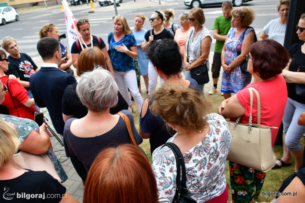 Protest pracowników DPS pod Starostwem Powiatowym