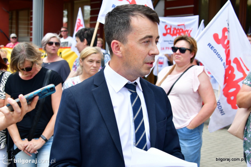 Protest pracowników DPS pod Starostwem Powiatowym