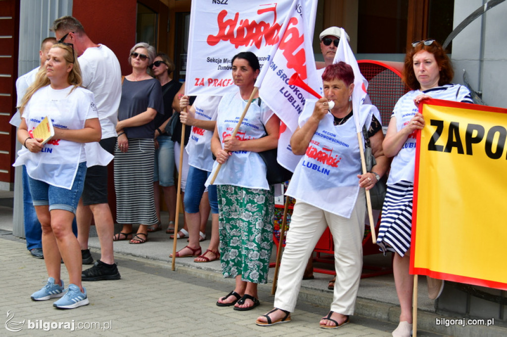 Protest pracowników DPS pod Starostwem Powiatowym