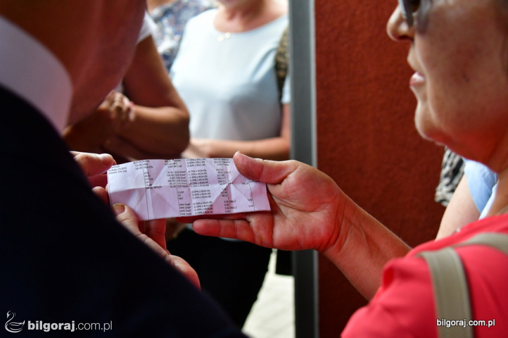 Protest pracowników DPS pod Starostwem Powiatowym