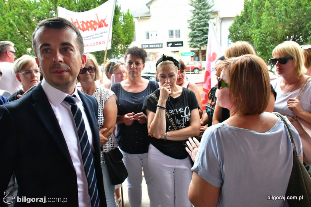 Protest pracowników DPS pod Starostwem Powiatowym