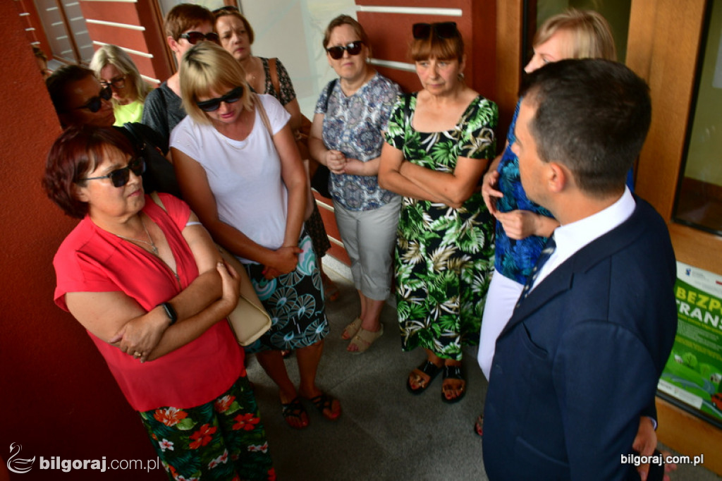 Protest pracowników DPS pod Starostwem Powiatowym