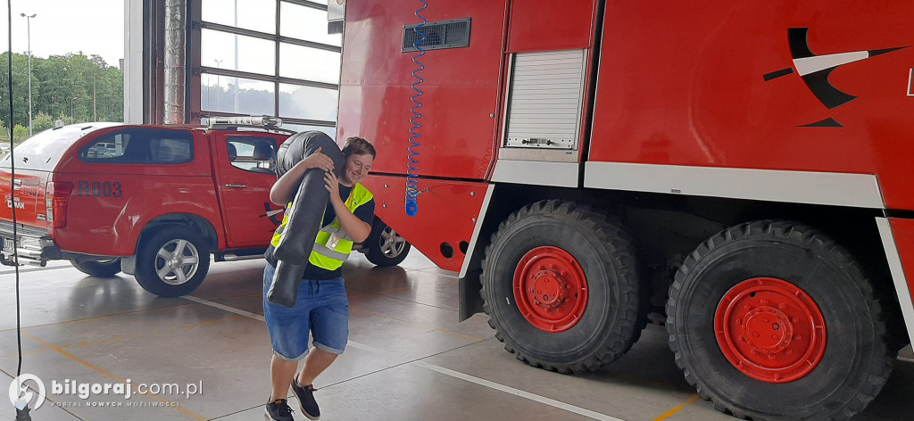  Drużyna młodzieżowa OSP na lotnisku w Świdniku