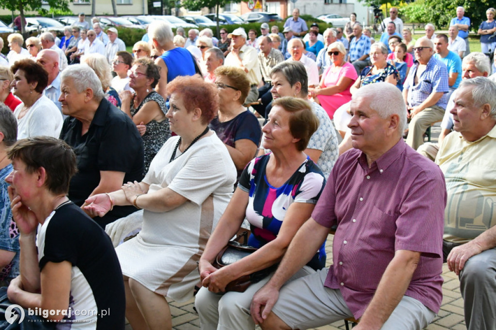 Śpiewanie pieśni żołnierskich wspólnie z seniorami