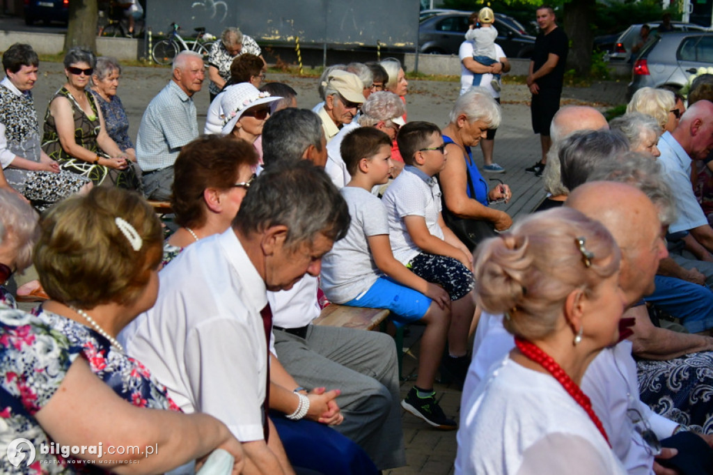 Śpiewanie pieśni żołnierskich wspólnie z seniorami