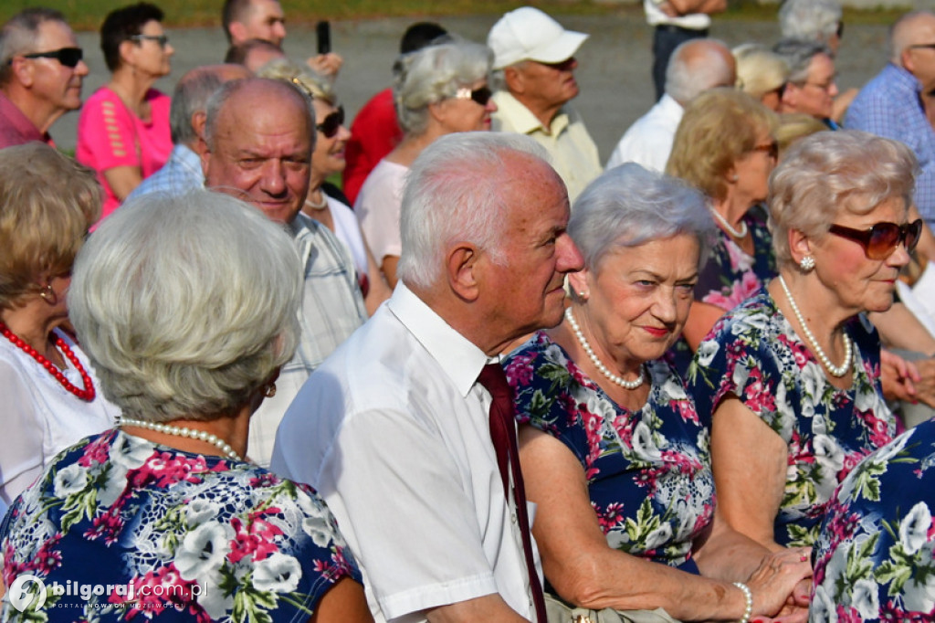 Śpiewanie pieśni żołnierskich wspólnie z seniorami