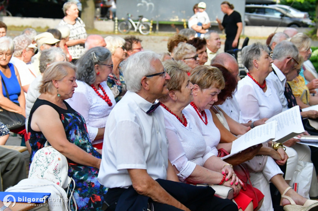 Śpiewanie pieśni żołnierskich wspólnie z seniorami