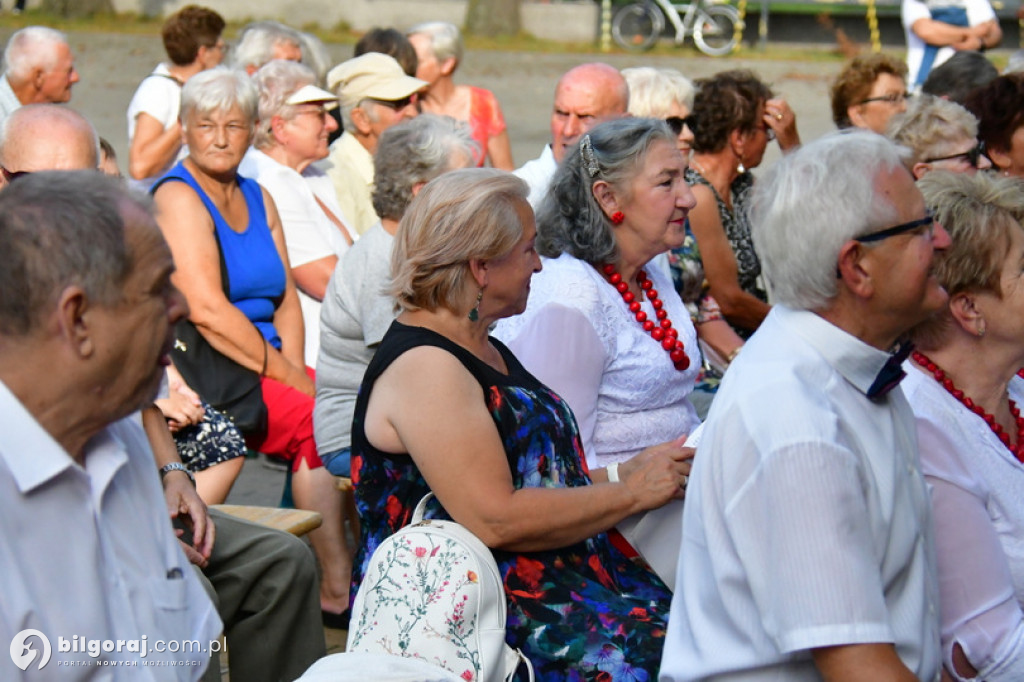 Śpiewanie pieśni żołnierskich wspólnie z seniorami