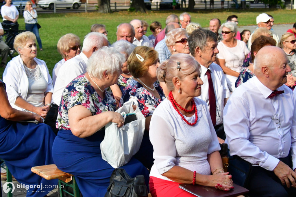 Śpiewanie pieśni żołnierskich wspólnie z seniorami