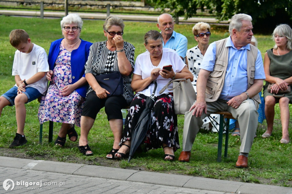 Śpiewanie pieśni żołnierskich wspólnie z seniorami