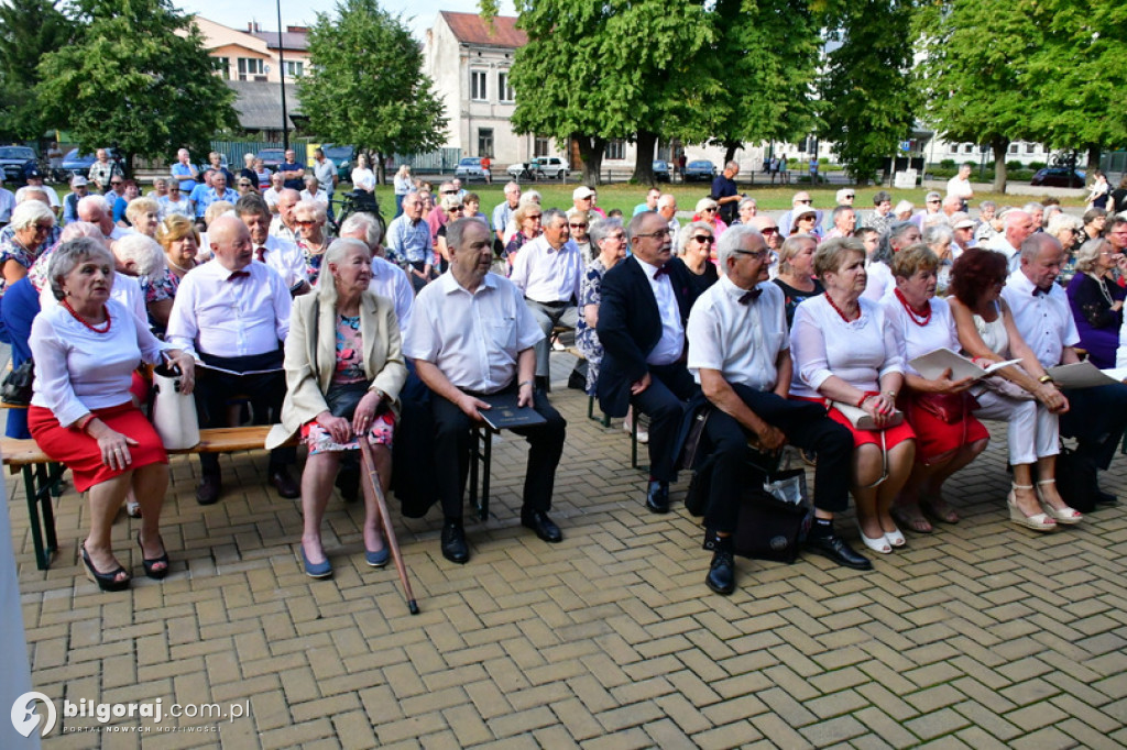 Śpiewanie pieśni żołnierskich wspólnie z seniorami