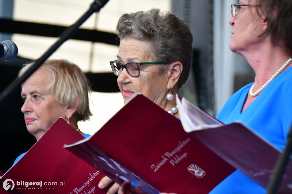 Śpiewanie pieśni żołnierskich wspólnie z seniorami