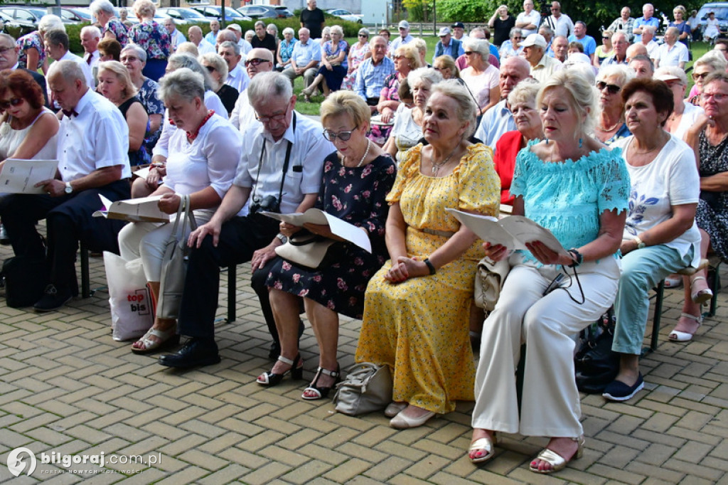 Śpiewanie pieśni żołnierskich wspólnie z seniorami