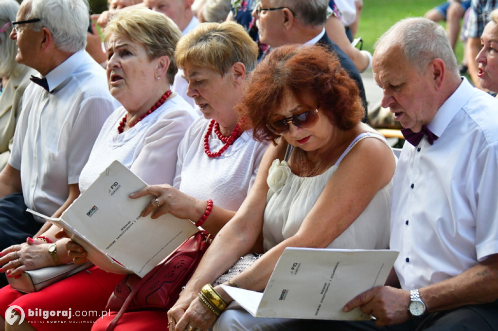 Śpiewanie pieśni żołnierskich wspólnie z seniorami