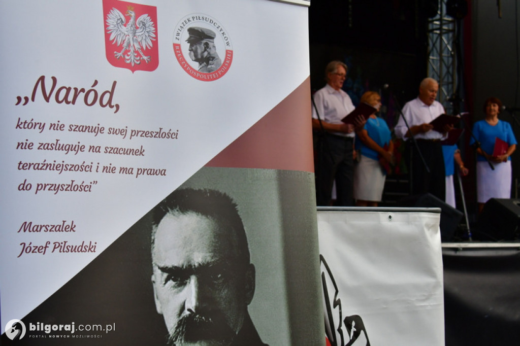 Śpiewanie pieśni żołnierskich wspólnie z seniorami