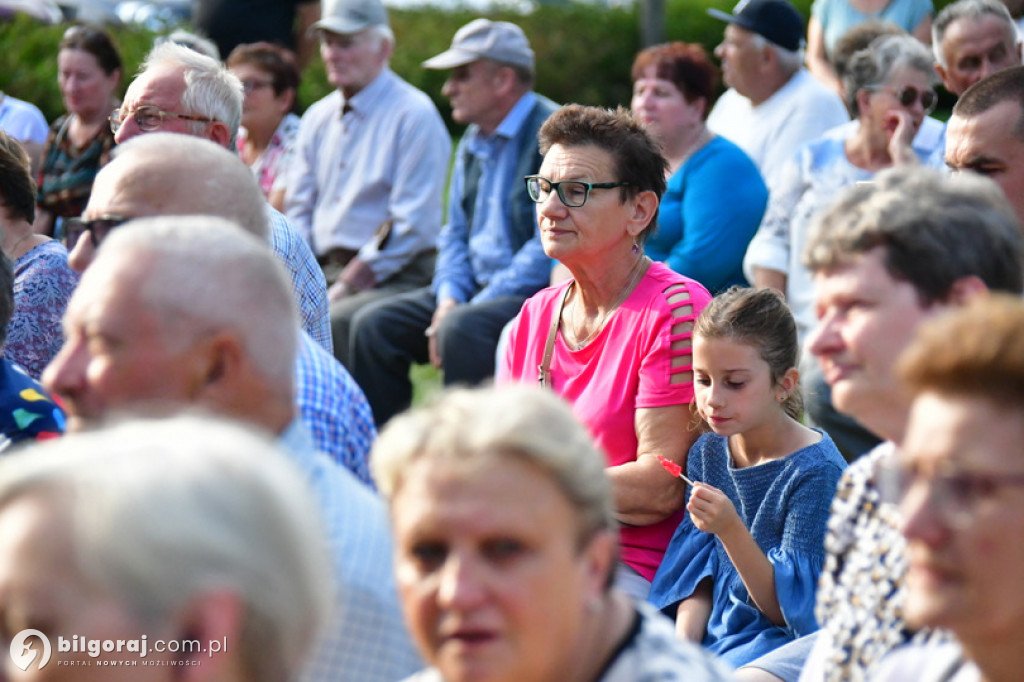 Śpiewanie pieśni żołnierskich wspólnie z seniorami