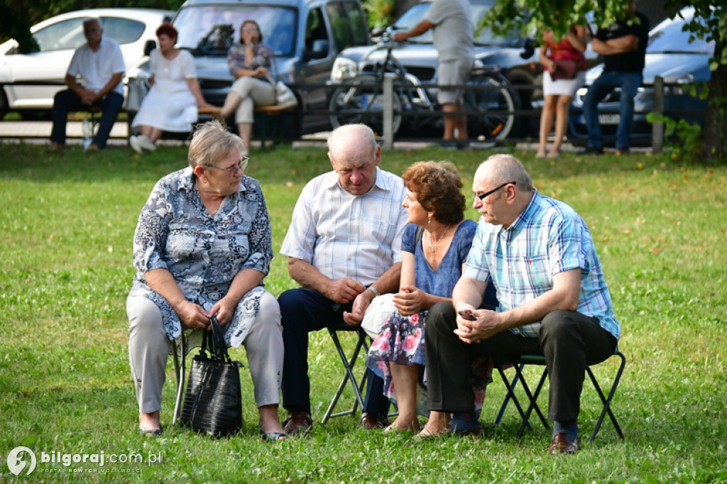Śpiewanie pieśni żołnierskich wspólnie z seniorami