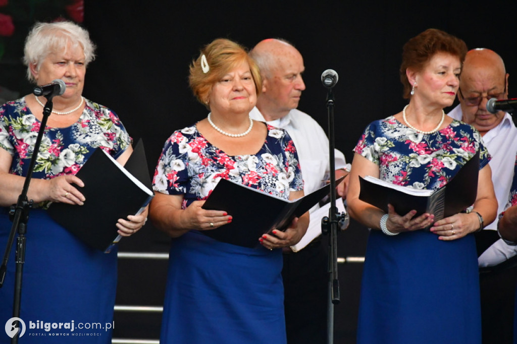 Śpiewanie pieśni żołnierskich wspólnie z seniorami