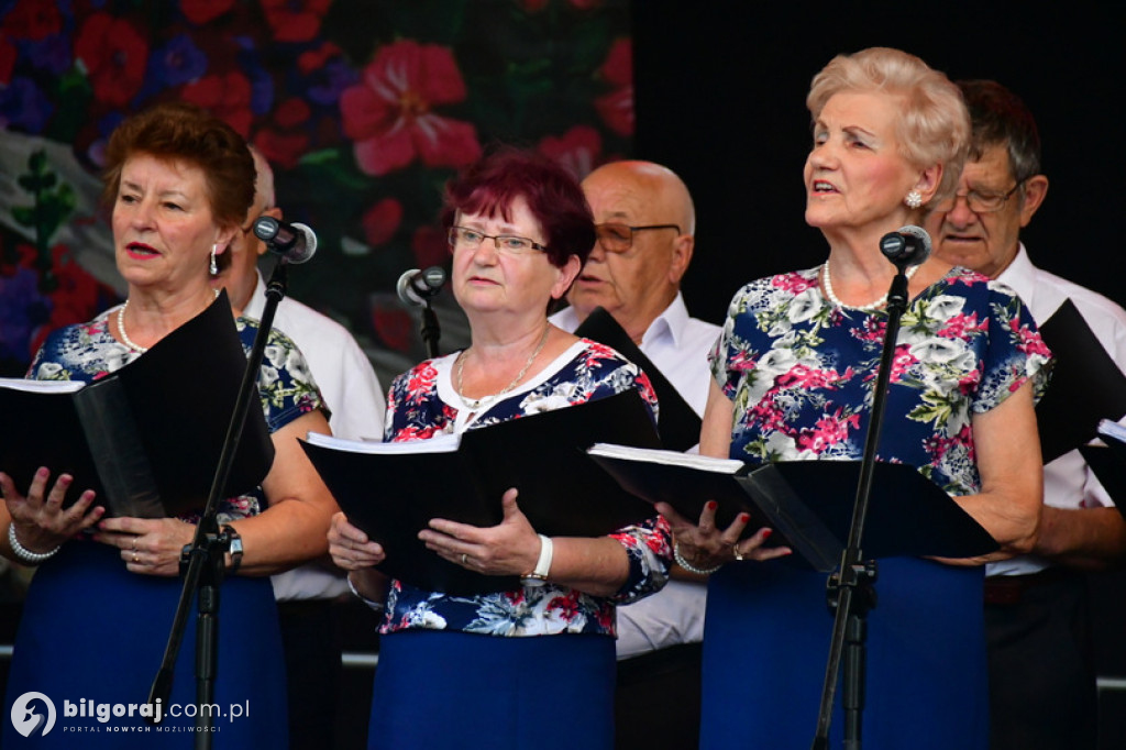 Śpiewanie pieśni żołnierskich wspólnie z seniorami