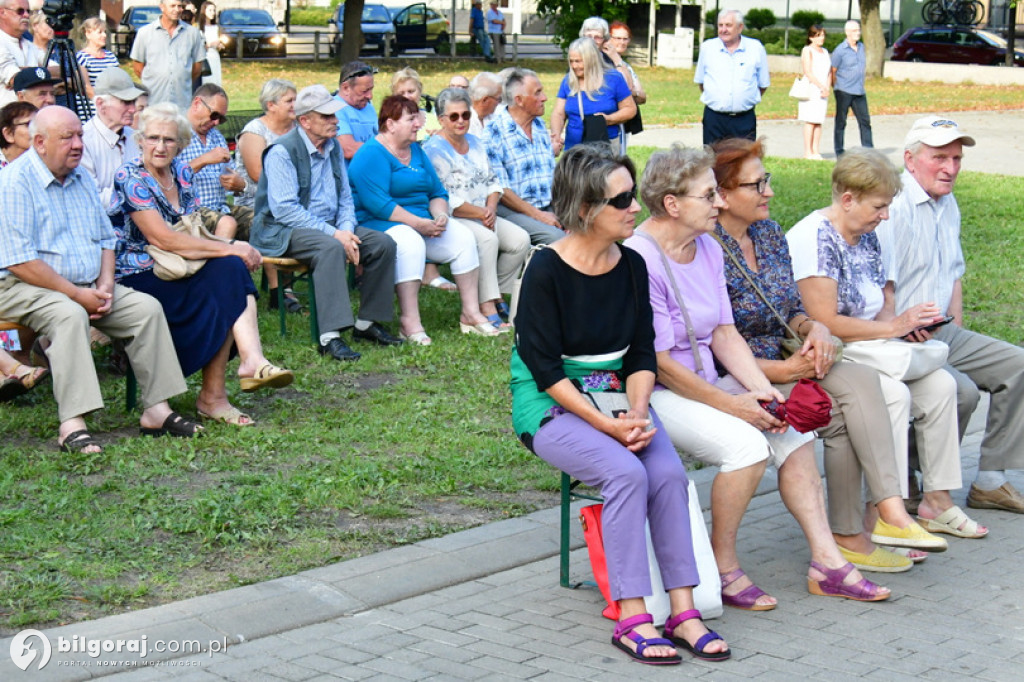 Śpiewanie pieśni żołnierskich wspólnie z seniorami