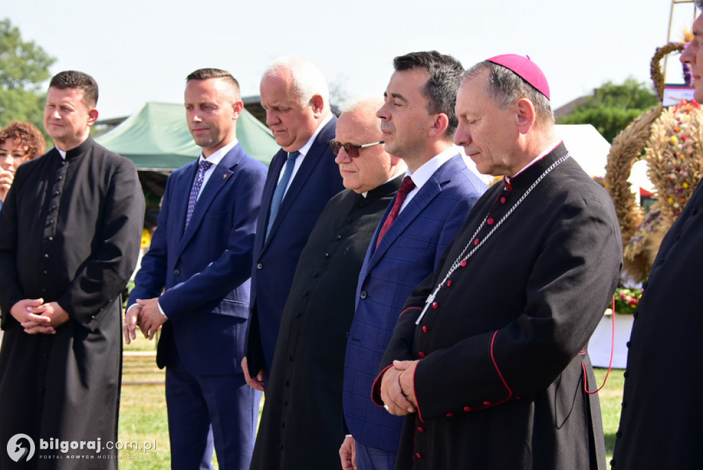 Dożynki Powiatowe 2022 - przekazanie chleba