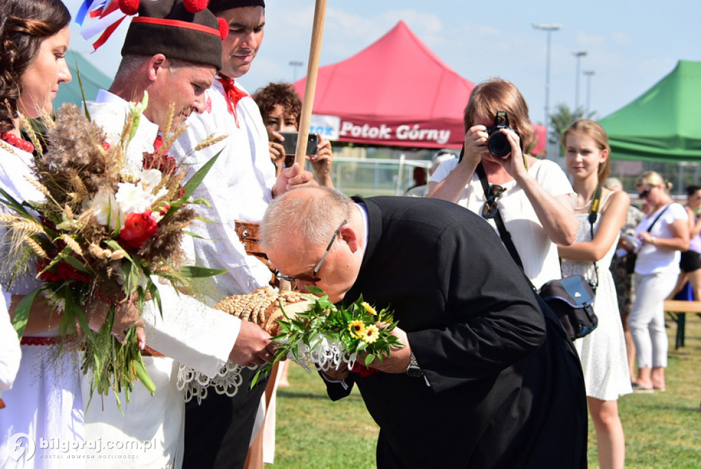 Dożynki Powiatowe 2022 - przekazanie chleba