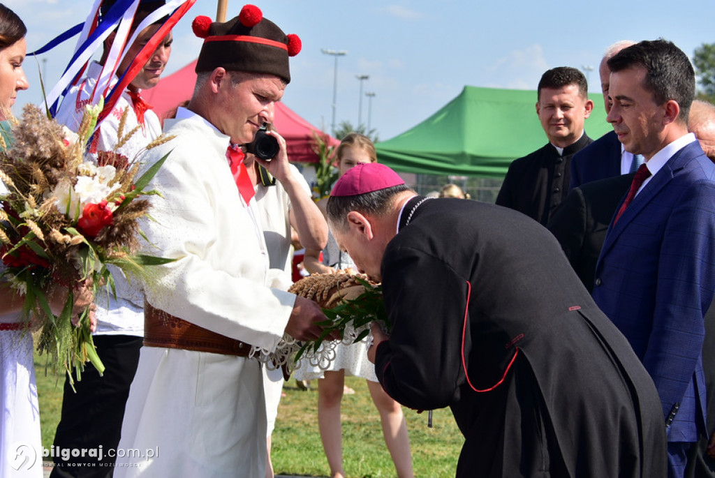 Dożynki Powiatowe 2022 - przekazanie chleba