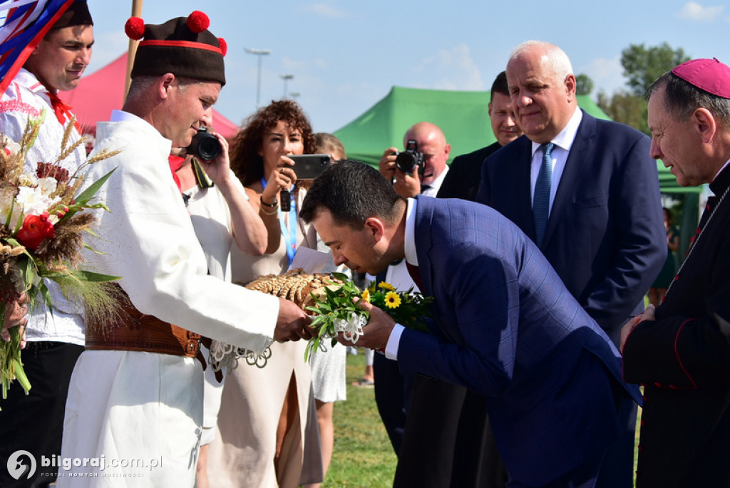 Dożynki Powiatowe 2022 - przekazanie chleba