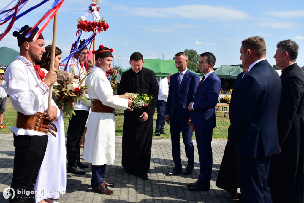 Dożynki Powiatowe 2022 - przekazanie chleba