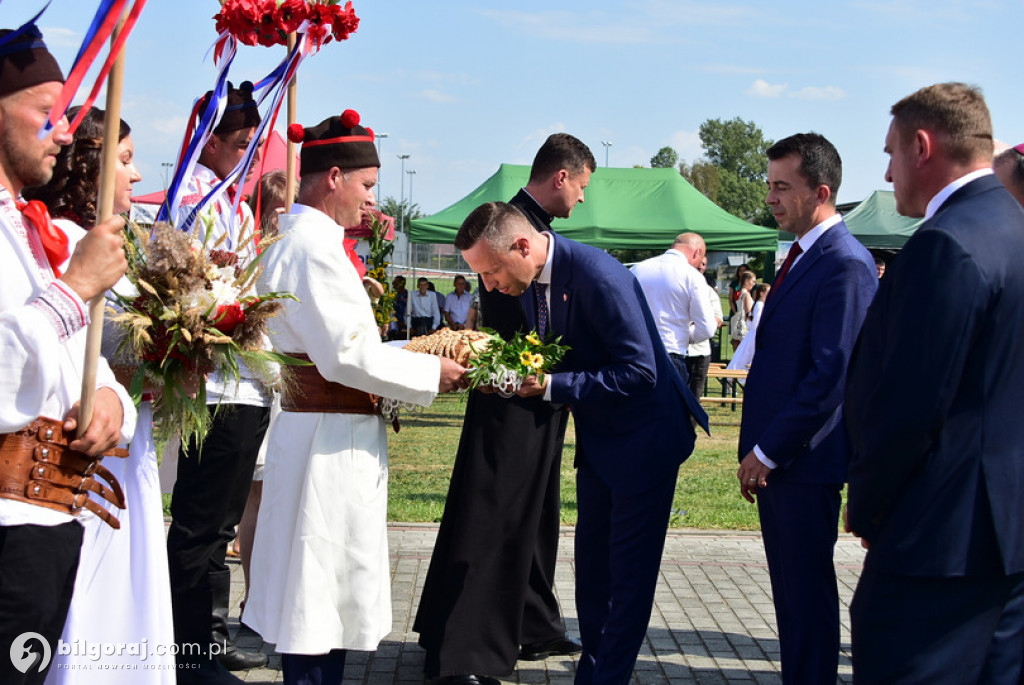 Dożynki Powiatowe 2022 - przekazanie chleba