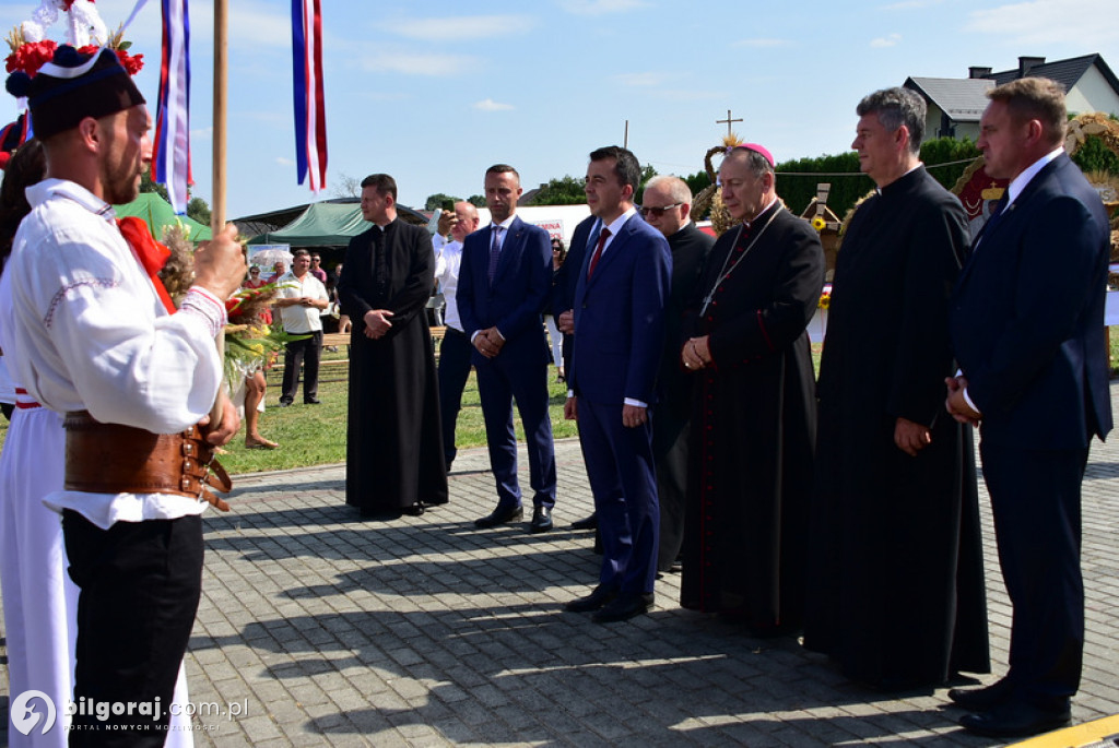 Dożynki Powiatowe 2022 - przekazanie chleba