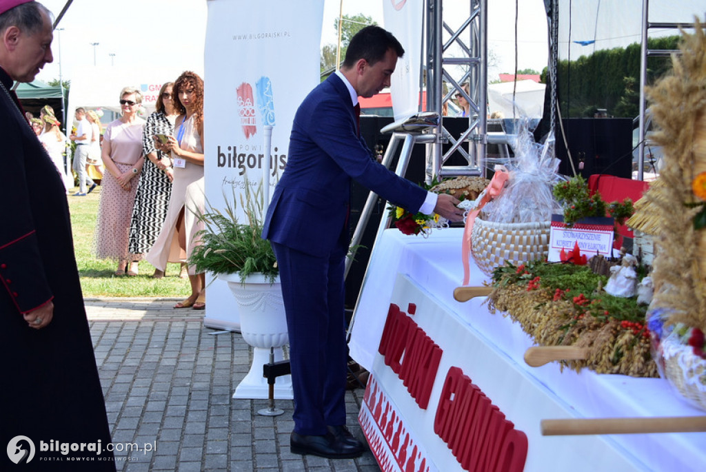 Dożynki Powiatowe 2022 - przekazanie chleba