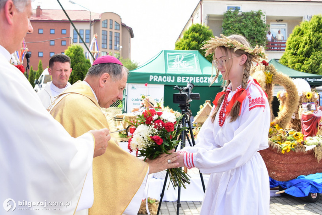 Dożynki Powiatowe 2022 - przekazanie chleba