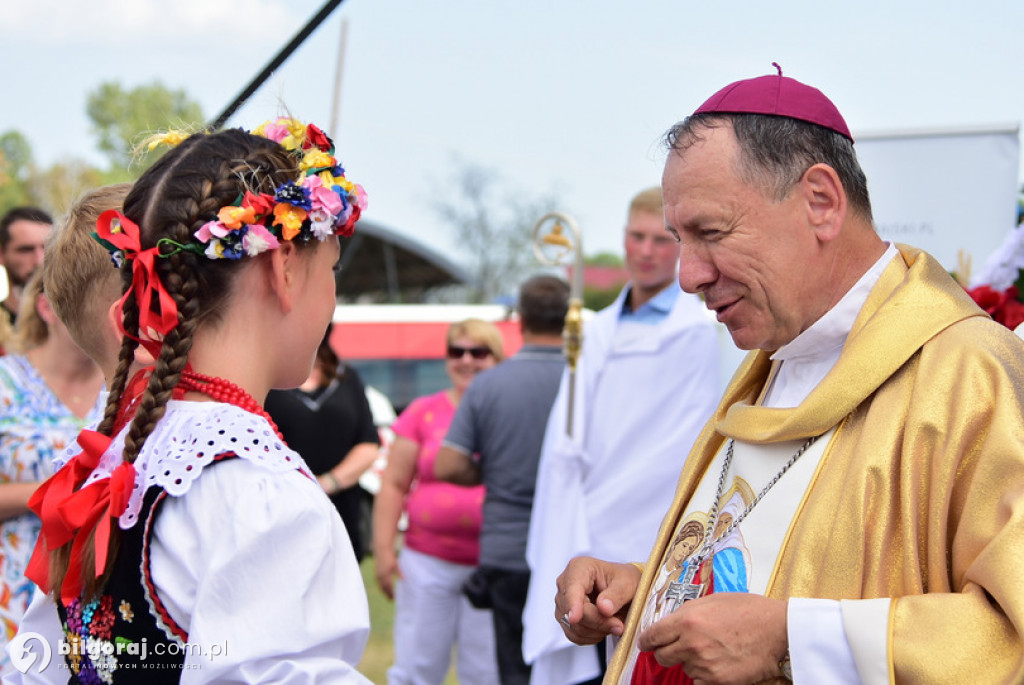 Dożynki Powiatowe 2022 - przekazanie chleba