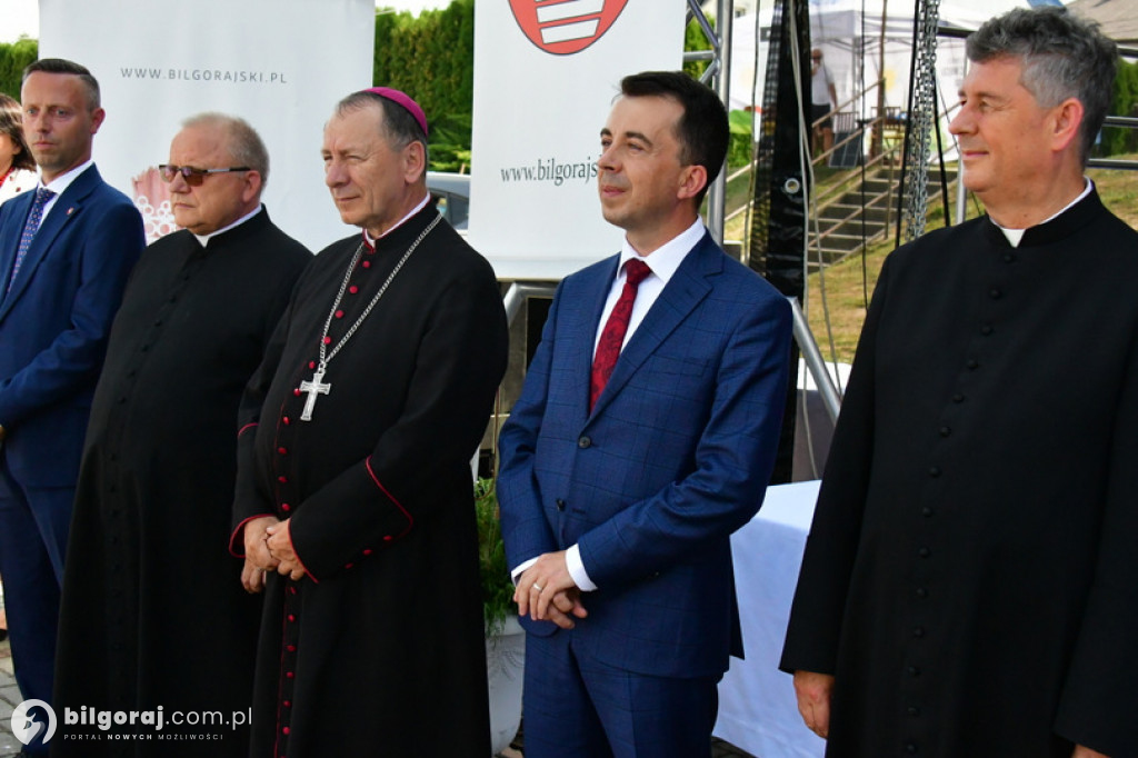 Dożynki Powiatowe 2022 - przekazanie chleba